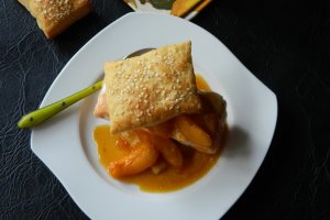Desert aromat cu inghetata si piersici caramelizate