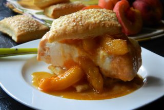 Desert aromat cu inghetata si piersici caramelizate