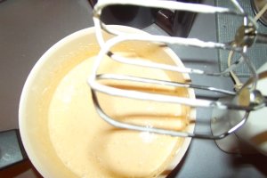 Desert tort cu bezea si coacaze rosii