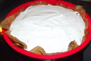 Desert tort cu bezea si coacaze rosii