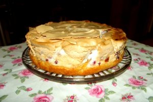 Desert tort cu bezea si coacaze rosii