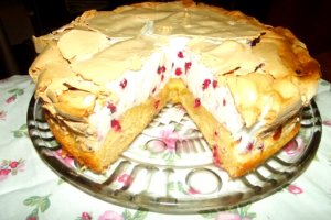 Desert tort cu bezea si coacaze rosii