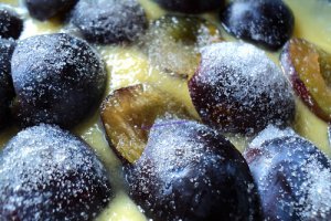 Desert cu prune, miere si lavanda