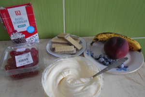 Desert crema de mascarpone cu fructe, la pahar