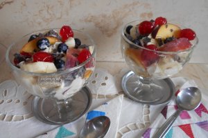 Desert crema de mascarpone cu fructe, la pahar