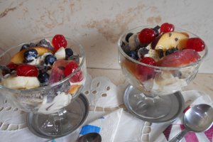 Desert crema de mascarpone cu fructe, la pahar