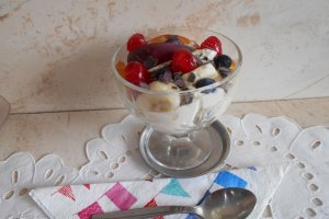 Desert crema de mascarpone cu fructe, la pahar