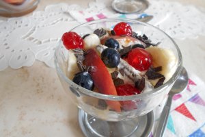 Desert crema de mascarpone cu fructe, la pahar