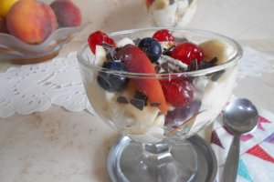 Desert crema de mascarpone cu fructe, la pahar
