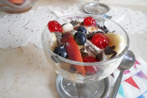 Desert crema de mascarpone cu fructe, la pahar