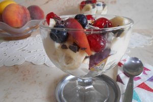 Desert crema de mascarpone cu fructe, la pahar