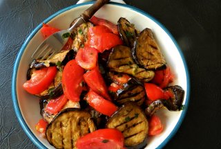 Salata de vinete la gratar cu rosii si usturoi