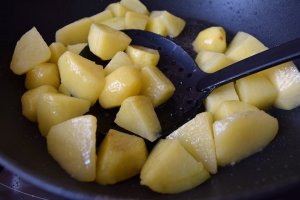 Mancare scazuta de cartofi cu castraveti in saramura