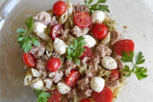 Salata mediteraneana, cu paste, ton, rosii cherry si pesto