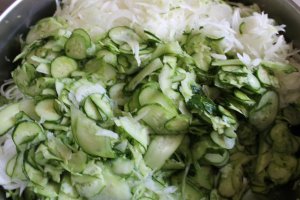 Salata de castraveti cu ceapa in saramura
