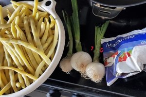 Pastai galbene cu smantana si mozzarella
