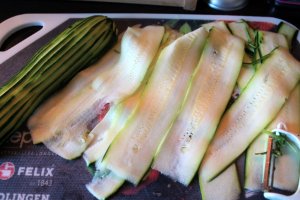 Rulouri de dovlecel si zucchini umplute cu crema de branza la cuptor