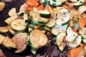 Aperitiv chec sarat cu feta, dovlecel si morcov