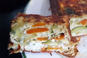 Aperitiv chec sarat cu feta, dovlecel si morcov