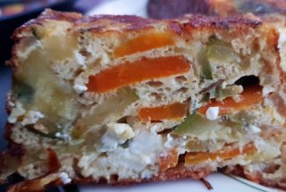 Aperitiv chec sarat cu feta, dovlecel si morcov