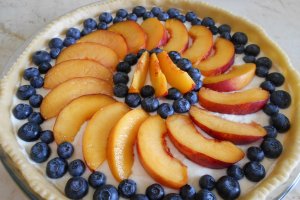 Desert tarta cu branza dulce, nectarine si afine