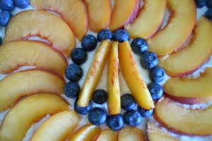 Desert tarta cu branza dulce, nectarine si afine
