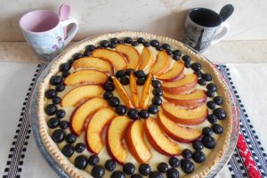 Desert tarta cu branza dulce, nectarine si afine