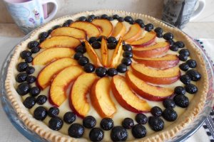 Desert tarta cu branza dulce, nectarine si afine