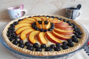 Desert tarta cu branza dulce, nectarine si afine