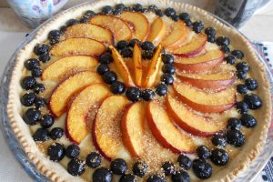 Desert tarta cu branza dulce, nectarine si afine