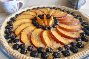 Desert tarta cu branza dulce, nectarine si afine