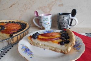 Desert tarta cu branza dulce, nectarine si afine