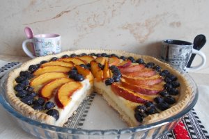 Desert tarta cu branza dulce, nectarine si afine