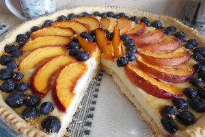 Desert tarta cu branza dulce, nectarine si afine