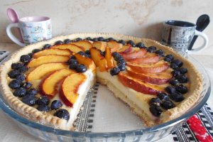 Desert tarta cu branza dulce, nectarine si afine