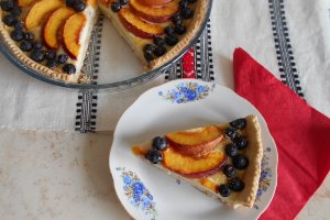Desert tarta cu branza dulce, nectarine si afine