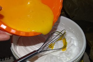 Desert prajitura pufoasa cu caise, coacaze si nuca