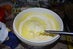 Desert prajitura pufoasa cu caise, coacaze si nuca