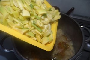 Ciorba taraneasca cu piept de pui