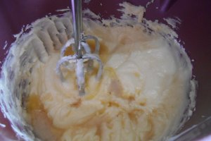Crema de ciocolata alba, cu mascarpone si unt