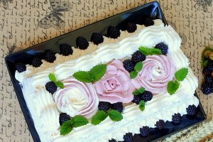 Desert tort cu piscoturi si crema cu mure