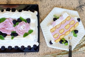 Desert tort cu piscoturi si crema cu mure