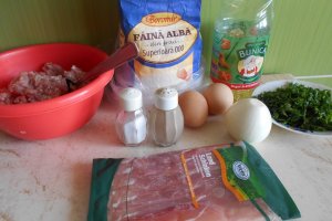 Mini rulouri din carne tocata de porc, in bacon, cu cartofi natur
