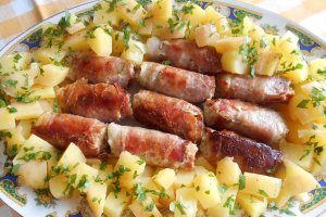 Mini rulouri din carne tocata de porc, in bacon, cu cartofi natur