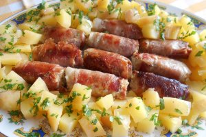 Mini rulouri din carne tocata de porc, in bacon, cu cartofi natur