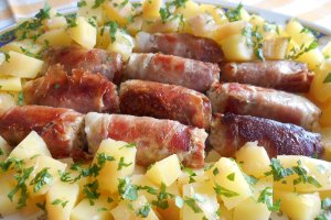 Mini rulouri din carne tocata de porc, in bacon, cu cartofi natur