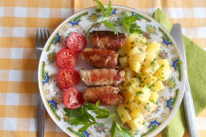 Mini rulouri din carne tocata de porc, in bacon, cu cartofi natur