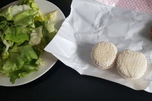 Salata cu branza calda de capra