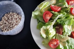 Salata cu branza calda de capra