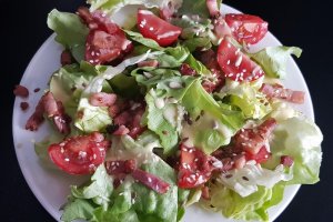 Salata cu branza calda de capra